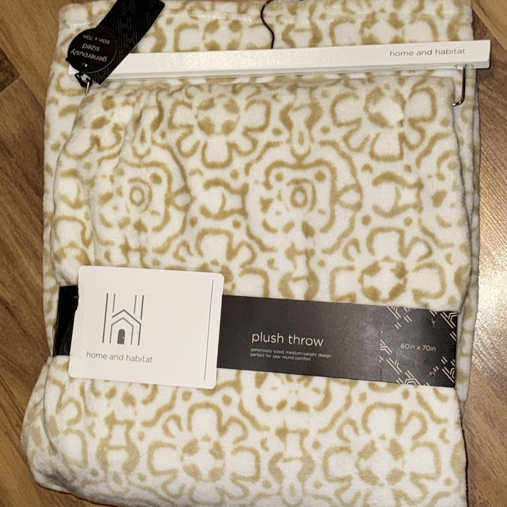 NWT.."Home and Habitat" Plush Throw Blanket